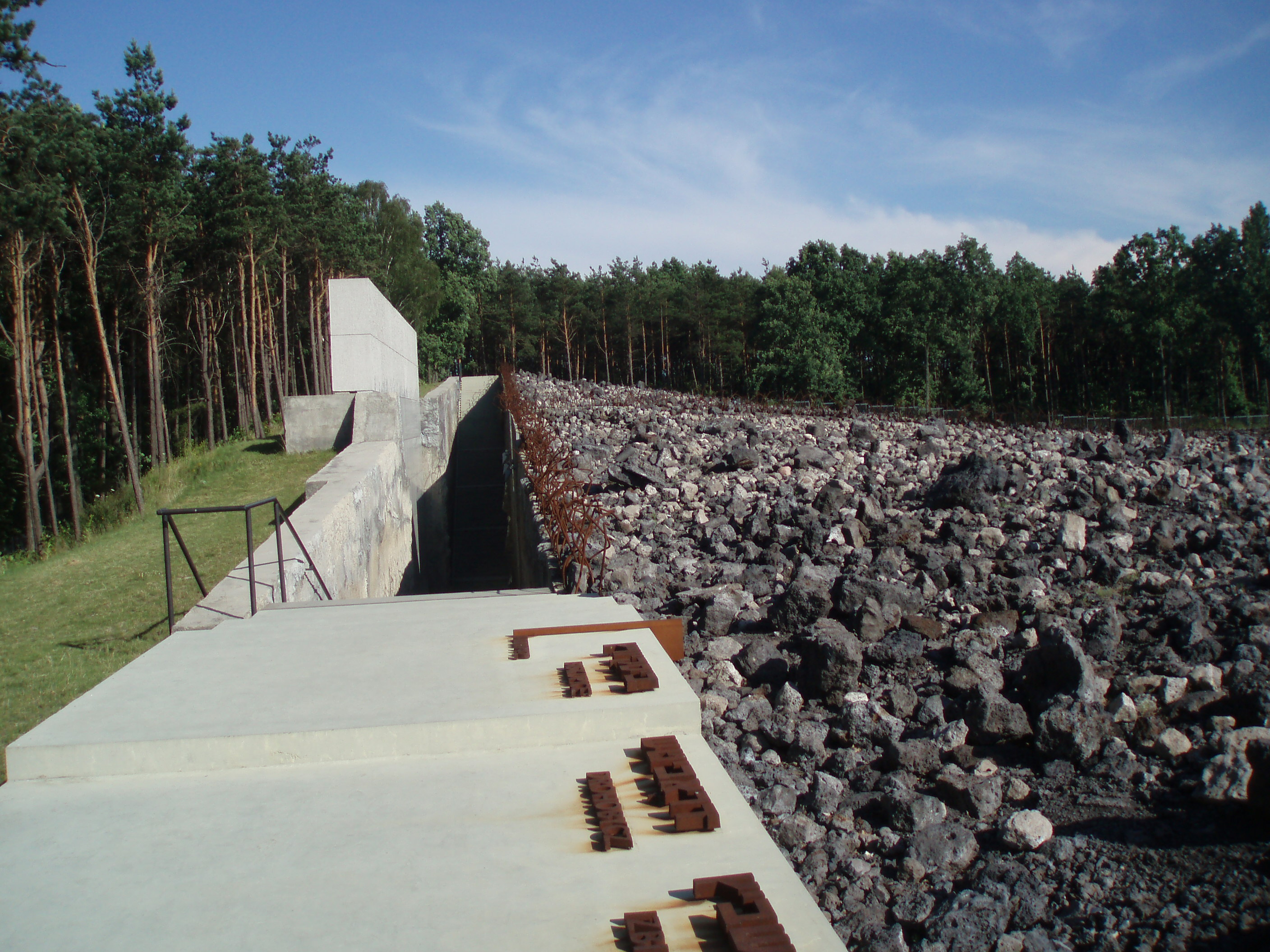 Bełżec monument