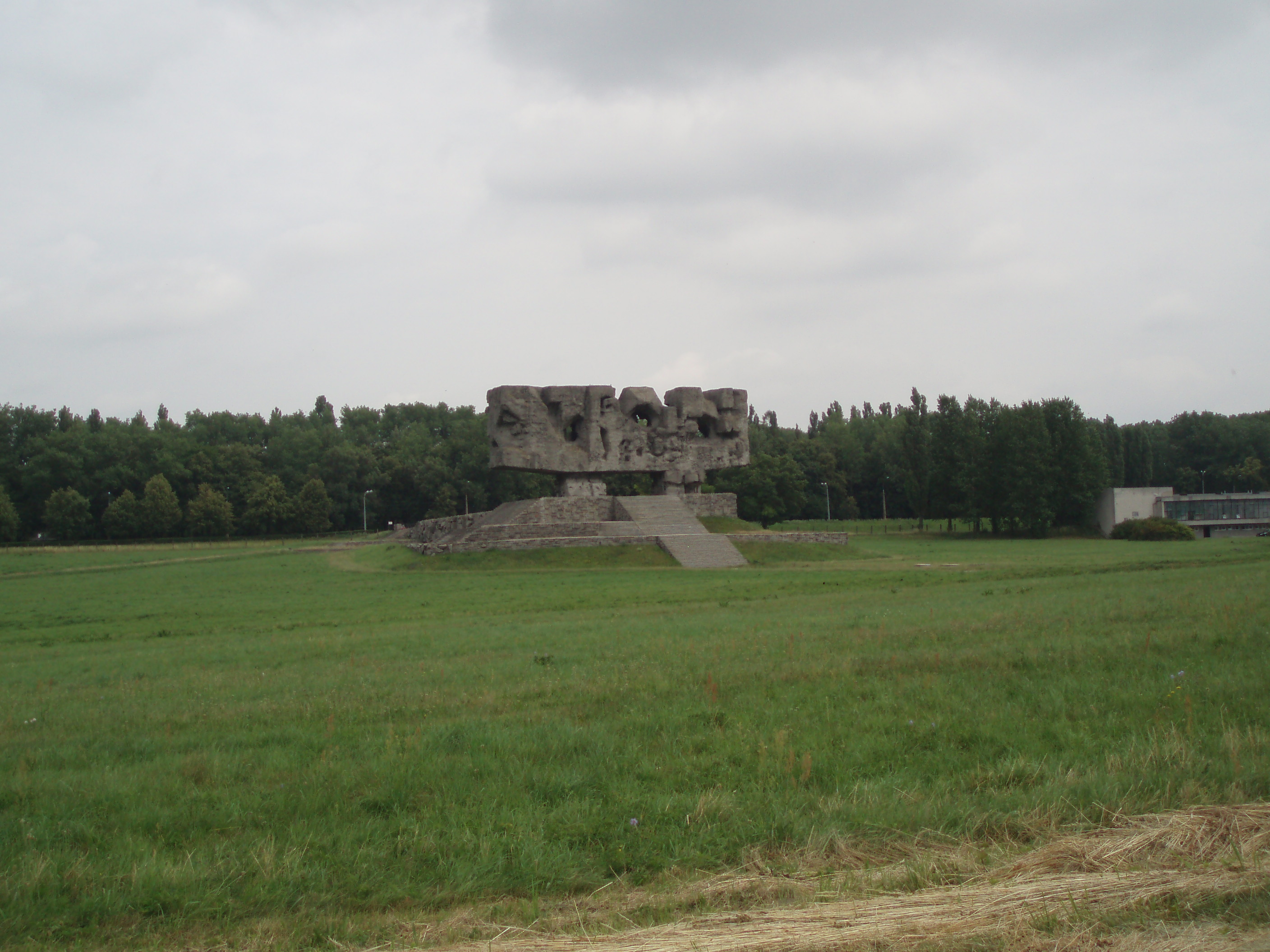 Majdanek monument