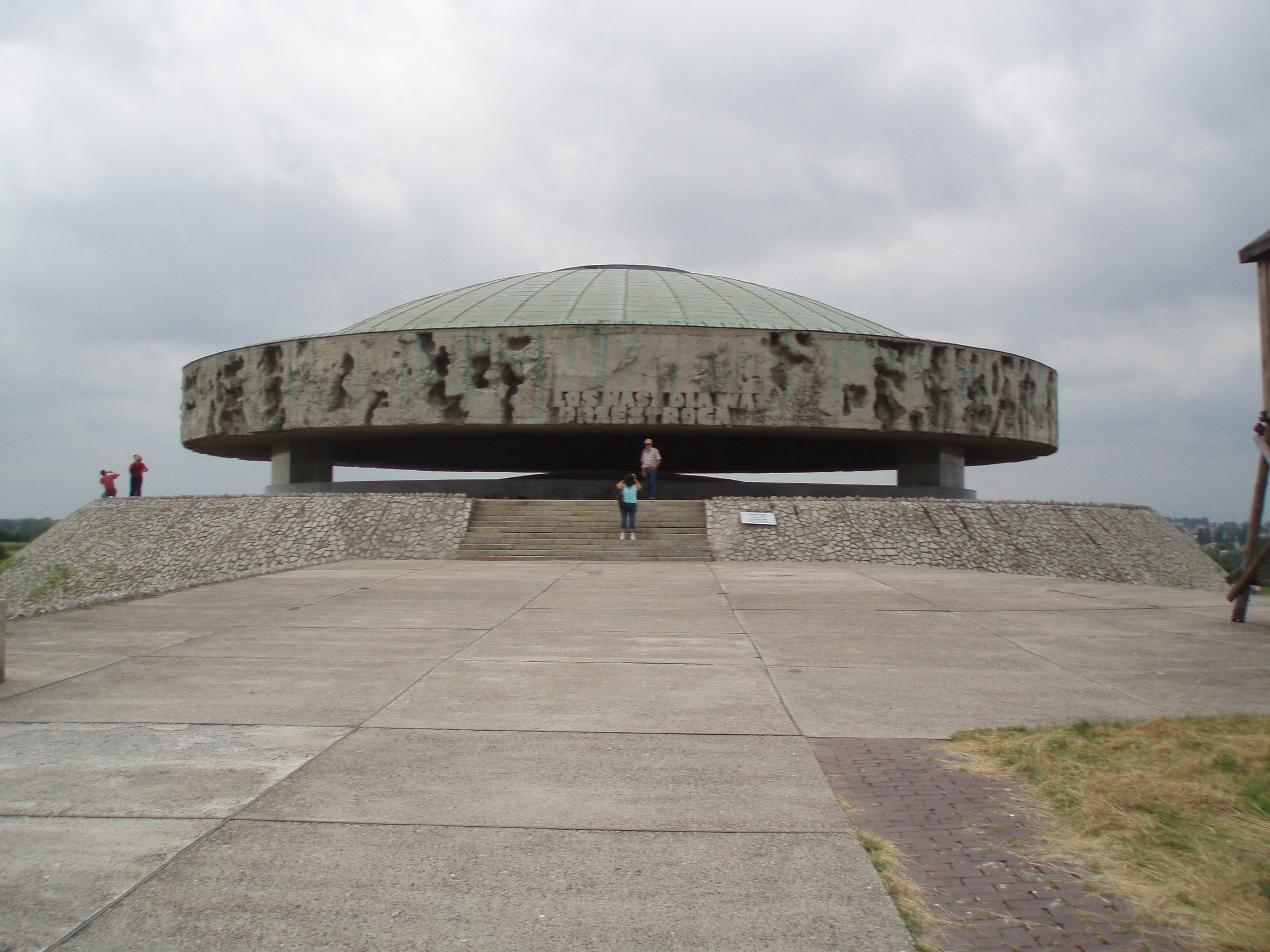 Majdanek monument