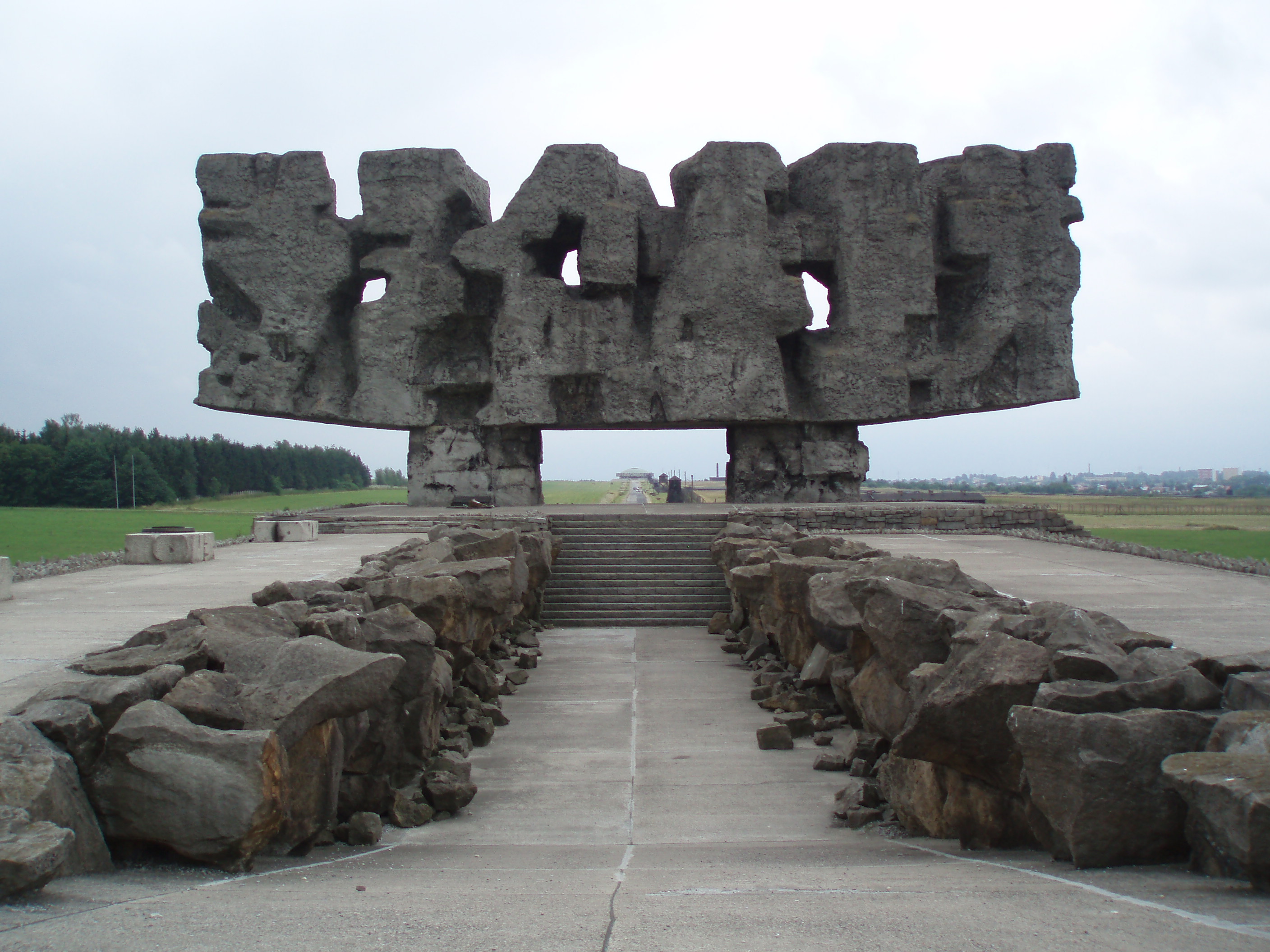 Majdanek monument